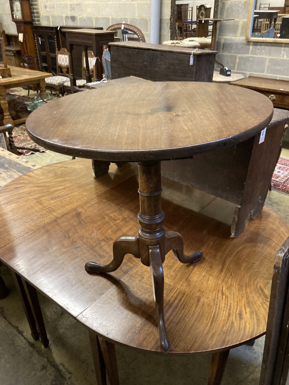 A George III circular mahogany tea table, diameter 68cm height 75cm